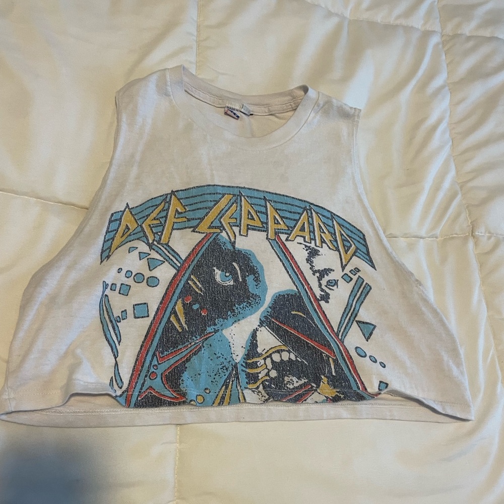 Lighting is a bit off but the cropped tank top is in perfect condition